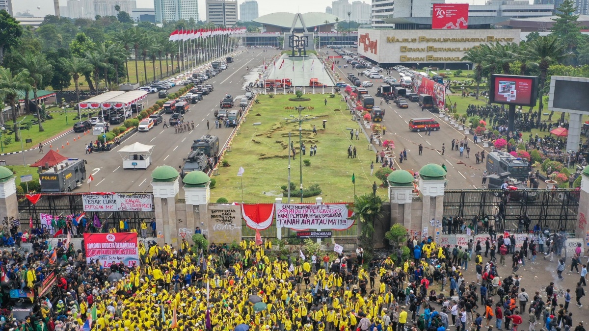 Demo 25 Agustus Memanas! Massa Sempat Dicegat Barikade Polisi saat Longmarch ke DPR
