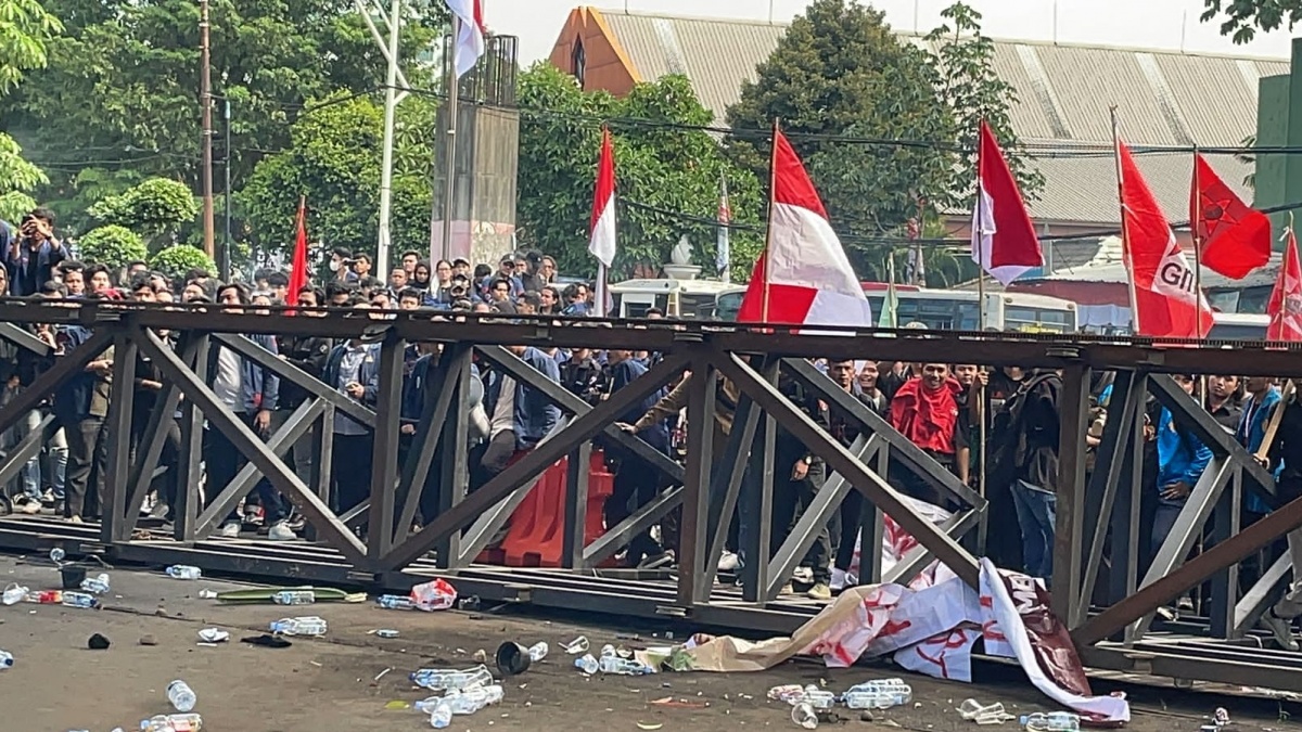Gerbang Belakang DPR Jebol, Massa Penolak RUU Pilkada: Panggil Sufmi Dasco!