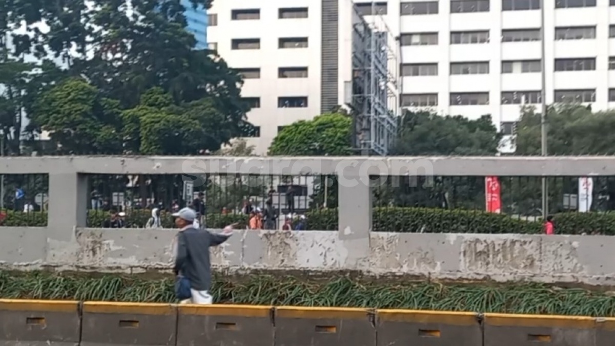 Tol Dalam Kota Depan Gedung DPR Masih Lumpuh Buntut Tolak Revisi UU Pilkada, Ada Massa Putih Abu-abu