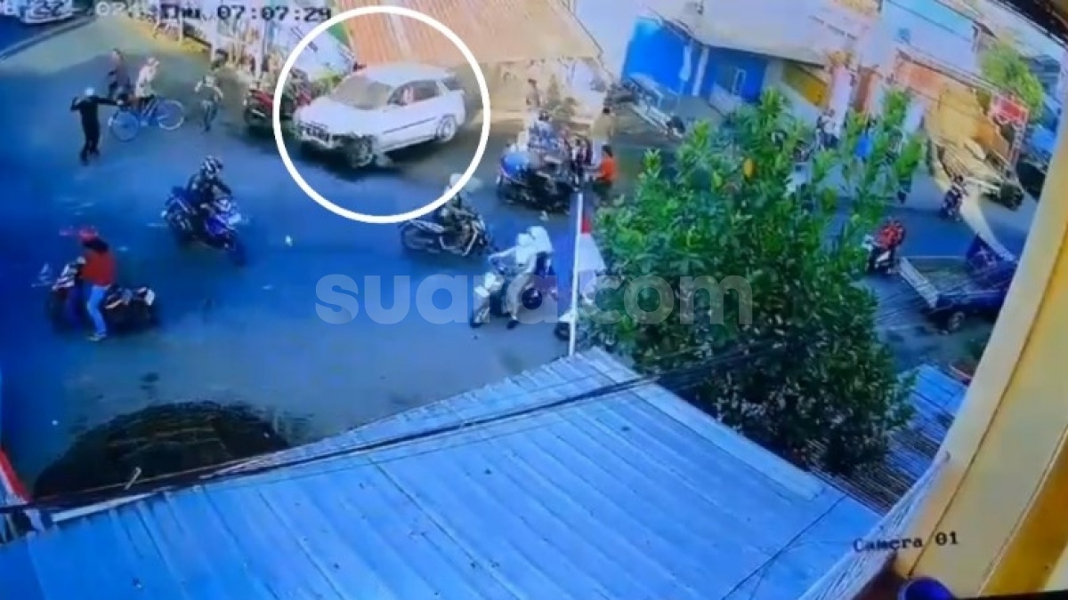 Daihatsu Terios Dikendarai Mahasiswa Tabrak 5 Motor, 1 Orang Tewas di Tempat