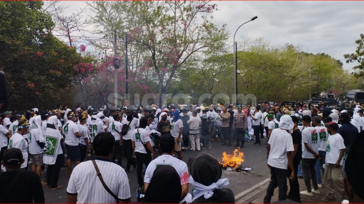 Ricuh! Massa Tolak Muktamar PKB di Bali, Sebut Muhaimin Pengkhianat Gus Dur