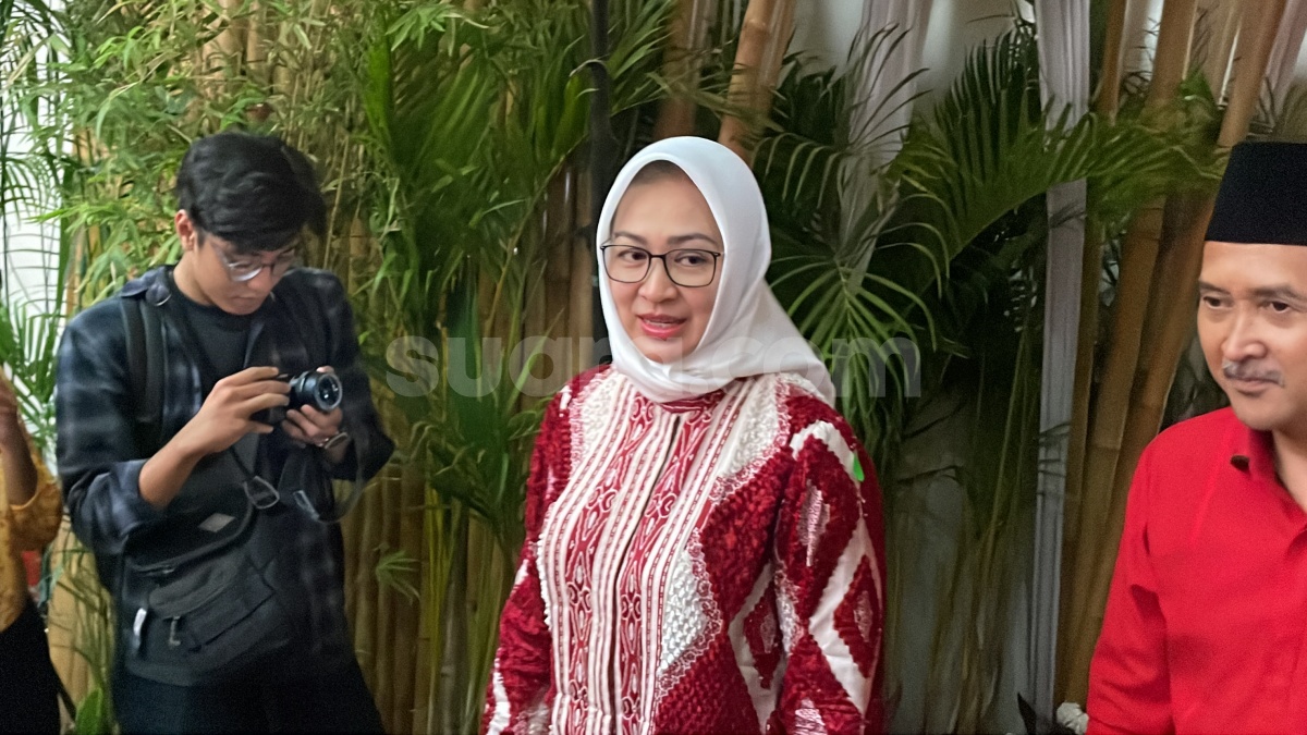 Beredar Video Pria Masukan Uang ke Amplop Bergambar Airin-Ade Sumardi, Tim Hukum: Itu Fitnah