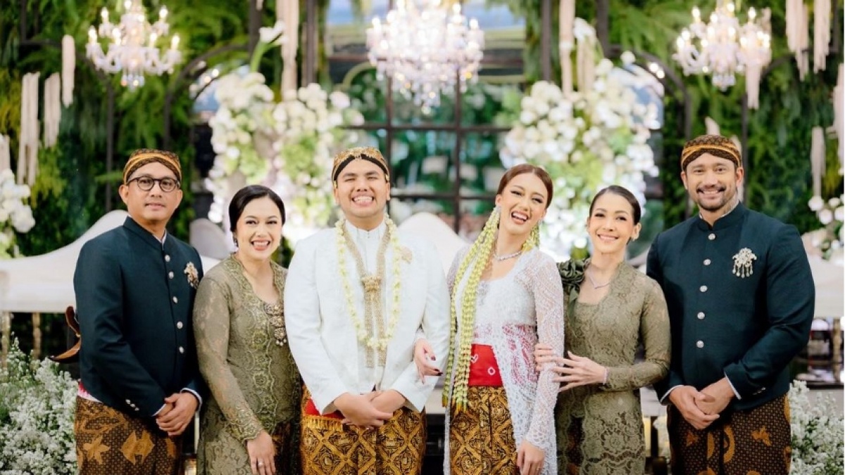 7 Potret Mieke Amalia di Pernikahan Anak Sambungnya, Nabila Sudiro