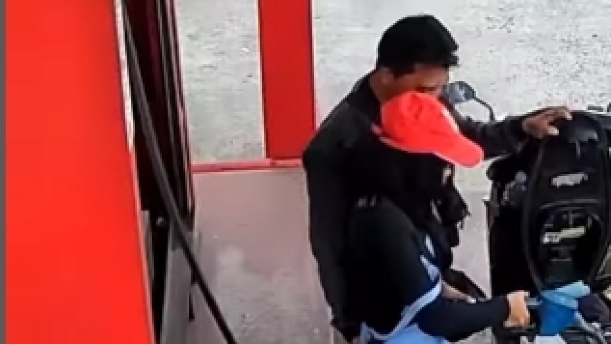 Viral Bapak-bapak Nyengir usai Remas Bokong Karyawati SPBU, Aksi Cabulnya Bikin Publik Geram: Siram Bensin Mbak!