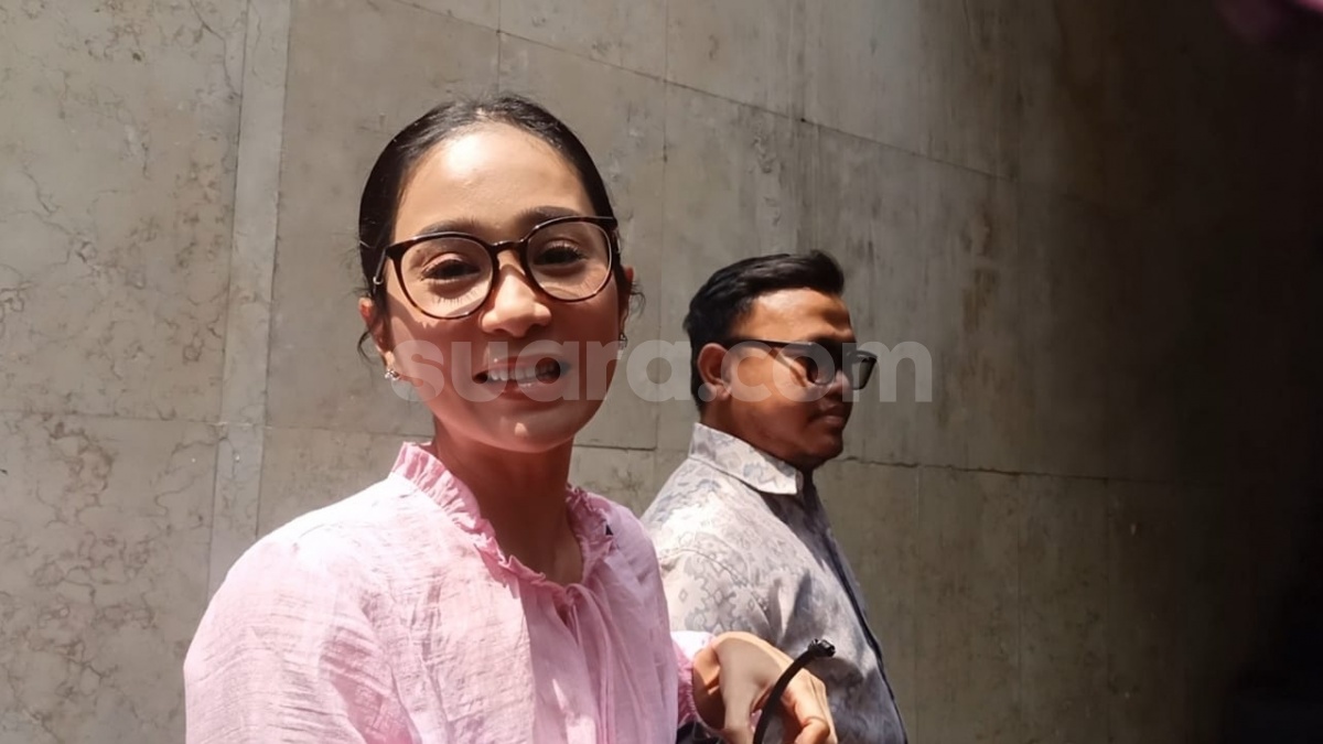 Bunga Zainal Menangis Dituding Pelit oleh Keluarga, Pilih Diam Demi Keselamatan Ayah