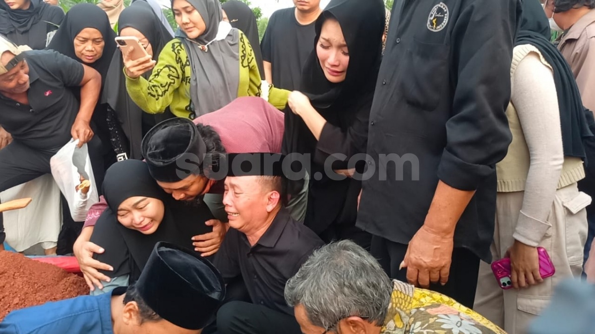 Baby Zoltan Meninggal, Adik Ayu Ting Ting Histeris di Makam: Mama Gak Bisa Lihat Ade Lagi