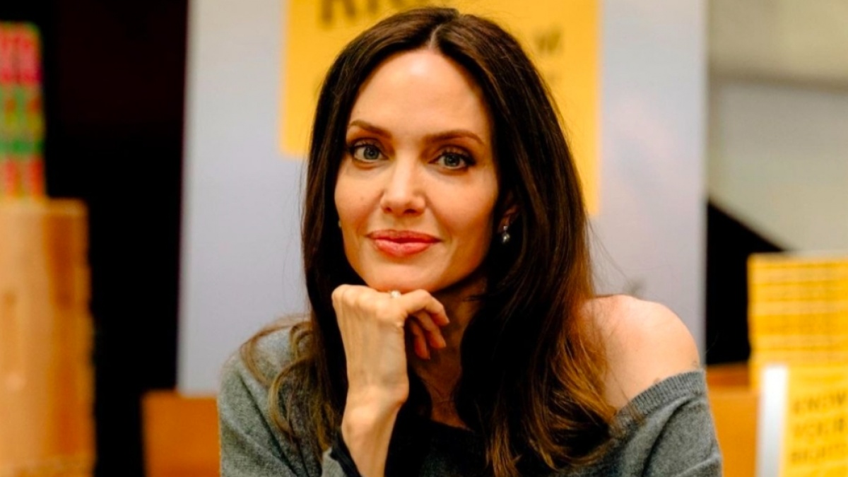 Beda Ekspresi Angelina Jolie Sebelum dan Sesudah Diajak Foto Syahrini