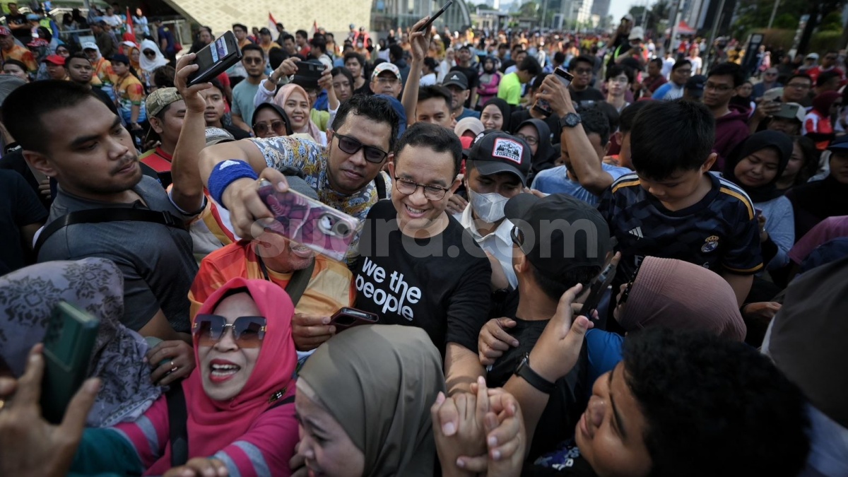 Gagal Maju Pilkada, Anies Tetap Jadi Magnet Di CFD, Ramai Dikerubuti Warga Minta Foto