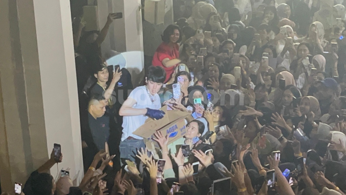 Detik-detik eaJ Setop Konser di Jakarta, Bawa Kardus Air dan Langsung Bagikan ke Fans