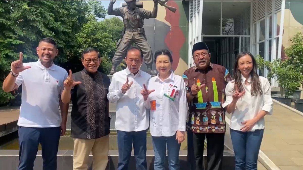 Sambil Pamer Pose 'Sajate' Jakmania, Pramono: Yang Paling Ngerti Bola Bang Yos bukan Anies!