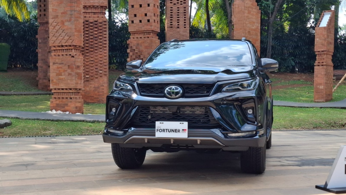 TMMIN Serahkan Toyota Fortuner Dukung Kegiatan Praktik SMK