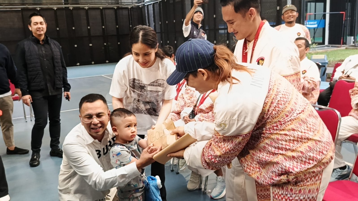 Sampai Jongkok, Raffi Ahmad Bareng Cipung Ucapkan Selamat ke Atlet Paralimpiade