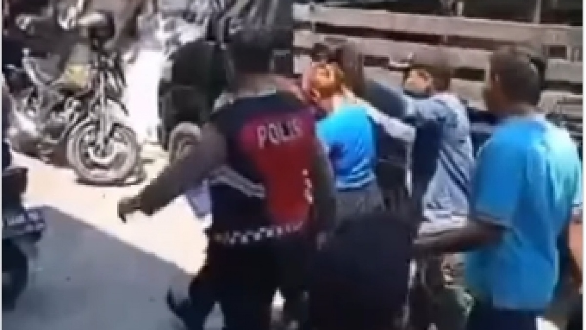 Viral! Ibu Tiri di Jakut Aniaya Anak hingga Kejang-kejang, Pelaku Disoraki Emak-emak saat Ditangkap