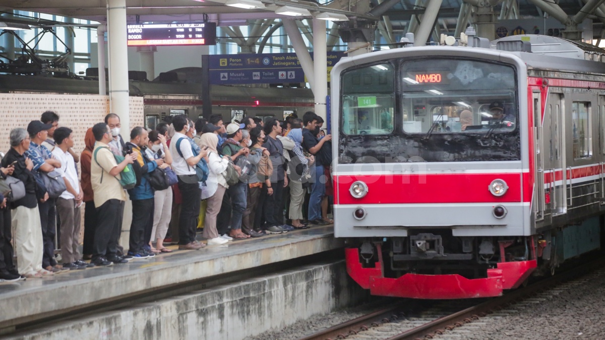 Jalur Rel Terkepung Massa Aksi DPR, Perjalanan KRL Tanah Abang Terhenti