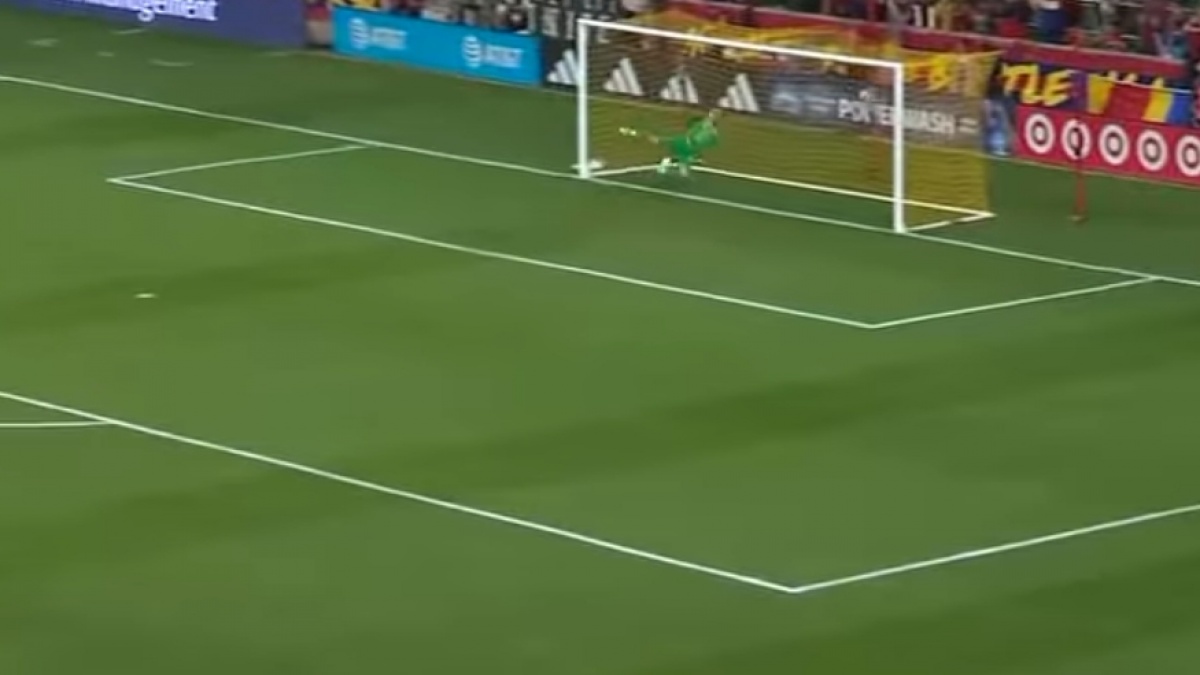 Malu Banget! Maarten Paes Kebobolan Gol dari Tengah Lapangan di Laga FC Dallas vs Real Salt Lake