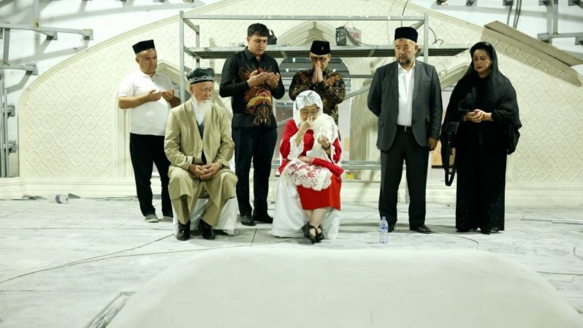 Kala Megawati Menangis Di Makam Imam Al Bukhari