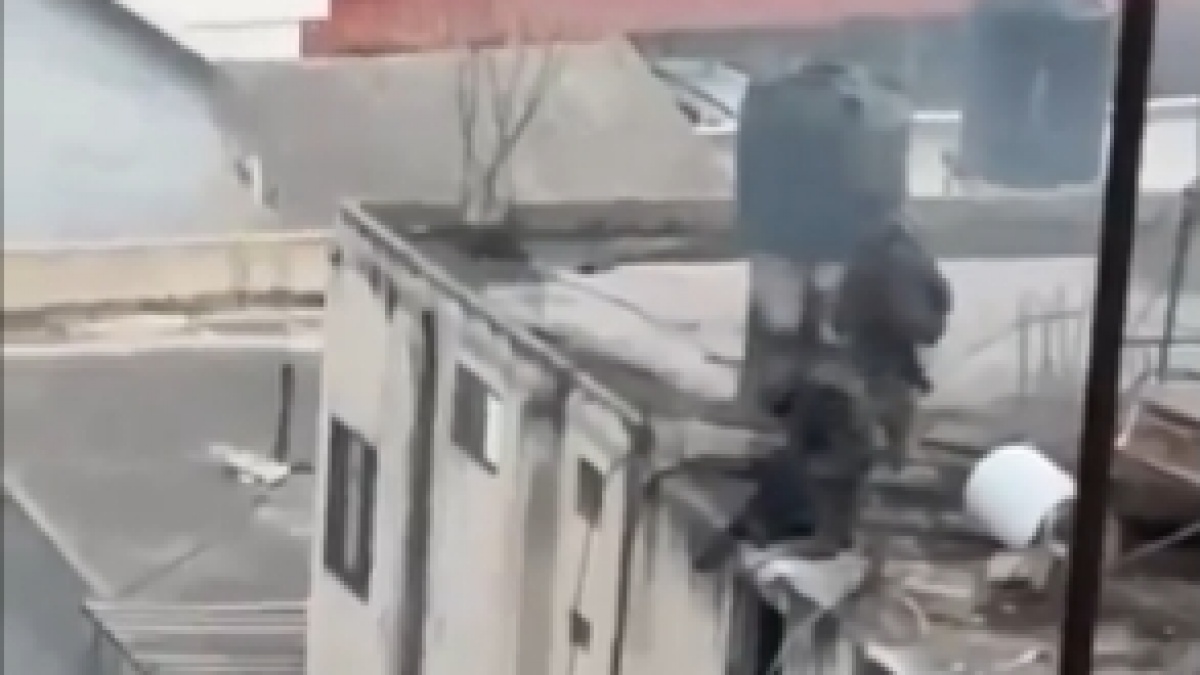 Video Detik-detik Tentara Israel Membuang Mayat dari Atas Gedung