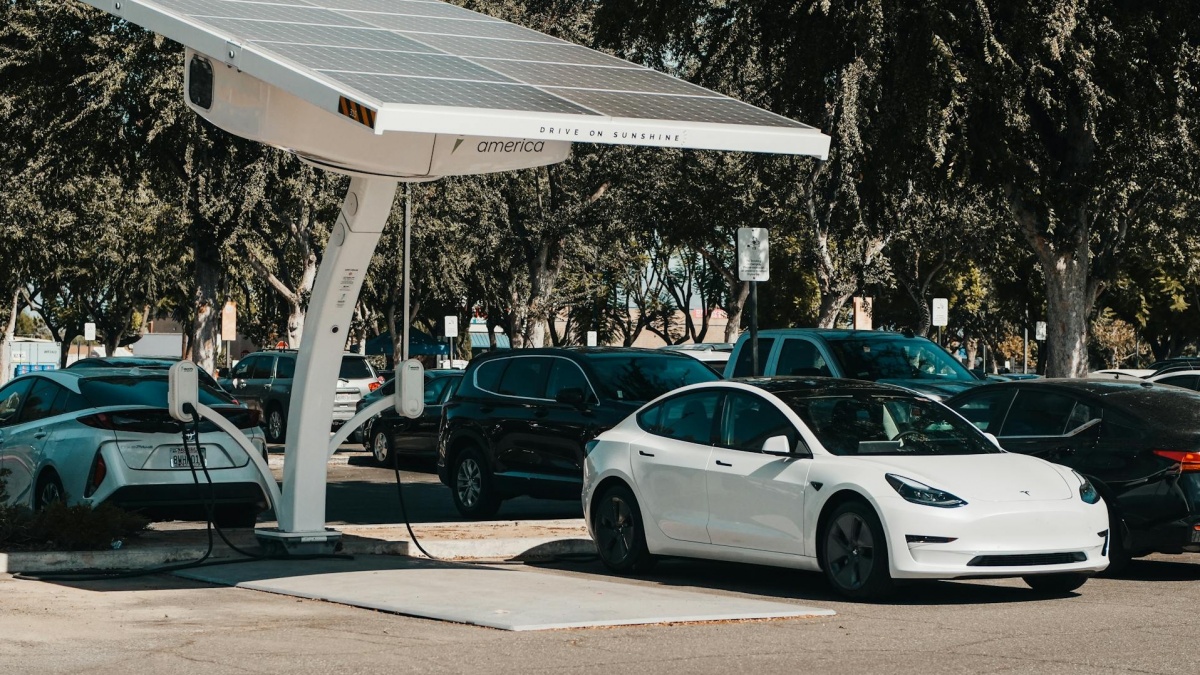 Mobil Listrik Amerika Serikat Tamat? Trump Rem Pol Subsidi
