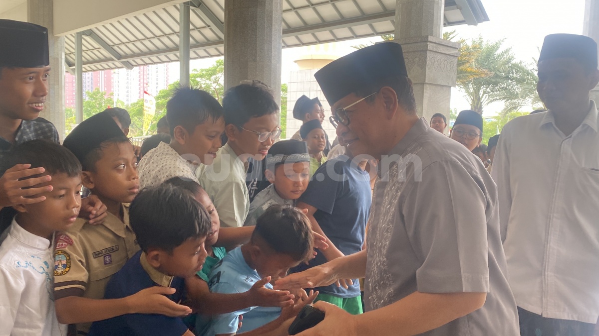 Jumatan di Masjid Hasyim Asyari Jakbar, Pramono Mendadak Dikerumuni Anak-anak Berebut Salim