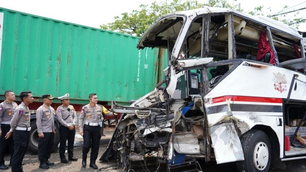 Tewaskan 6 Orang, Begini Kronologi Tabrakan Maut Bus Surya Bali Vs Tronton di Pantura Pati