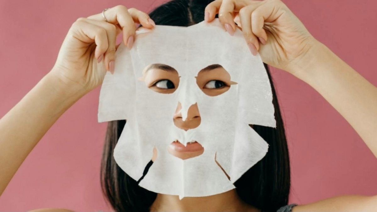 Cara Menggunakan Sheet Mask yang Tepat, Sebaiknya Dipakai Sebelum atau Sesudah Skincare?