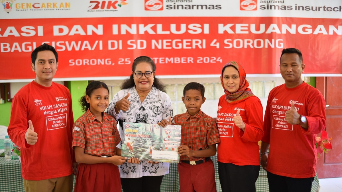 Asuransi Sinar Mas Gelar Literasi Keuangan dan Bagikan 337 Asuransi Mikro Bagi Siswa dan Nelayan di Kota Sorong
