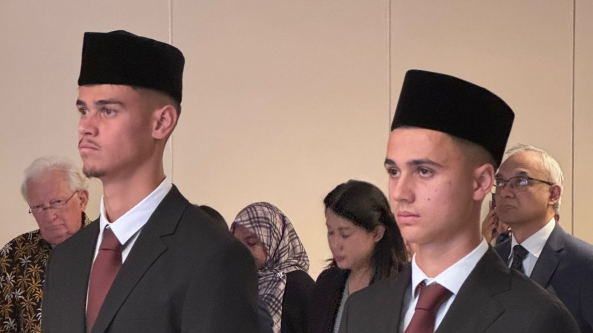 Pakai Peci Hitam, Mees Hilgers dan Eliano Kompak Kasih Kode ke Fans Timnas Indonesia