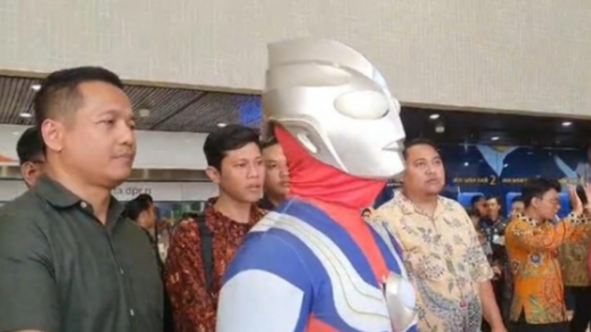 Nekat Pakai Baju Ultraman saat Dilantik, Anggota DPR Ini Kena Sentil Dokter Saraf