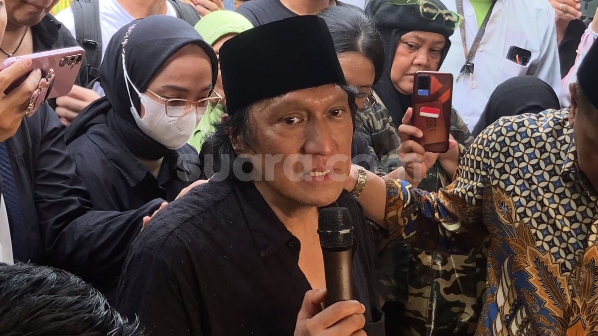 Terus Ditemani Keluarga, Ini 7 Potret Terkini Ikang Fawzi Usai Ditinggal Wafat Marissa Haque