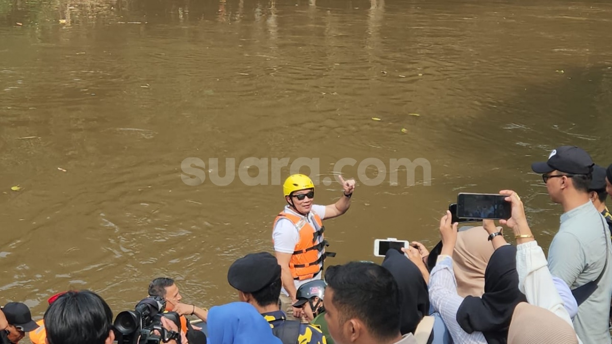 Momen Ridwan Kamil Ogah Pakai Pelampung Merah Saat Susuri Kali Ciliwung: Yang Oranye Saja