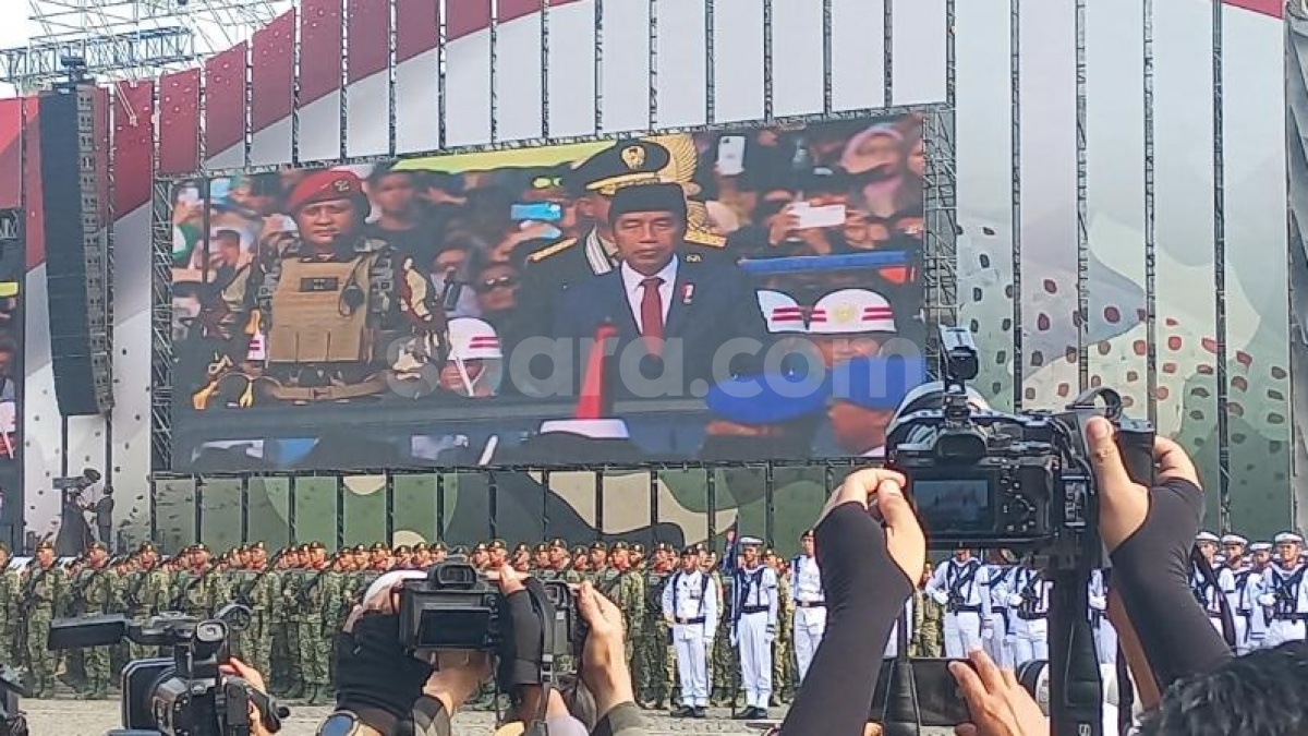 Cek Pasukan Pakai Mobil Maung, Momen Jokowi Jadi Inspektur Upacara Terakhir di HUT ke-79 TNI Jelang Lengser