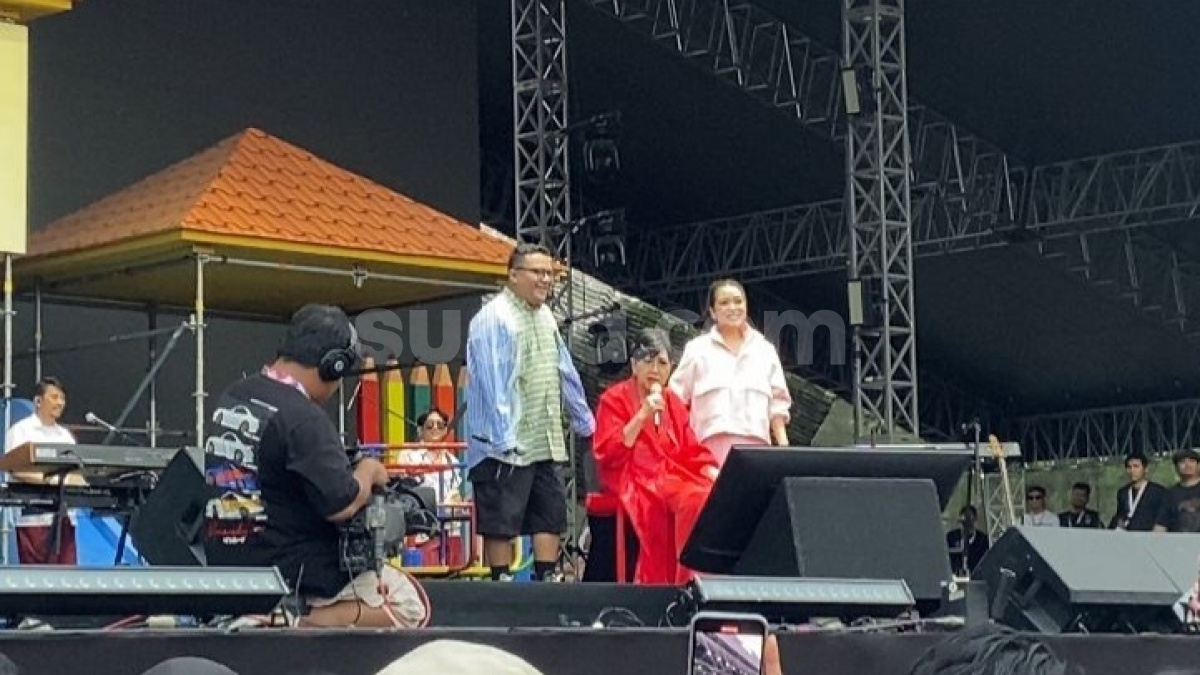 Pakai Kursi Roda, Titiek Puspa Terharu Nyaris Nangis di Synchronize Fest 2024