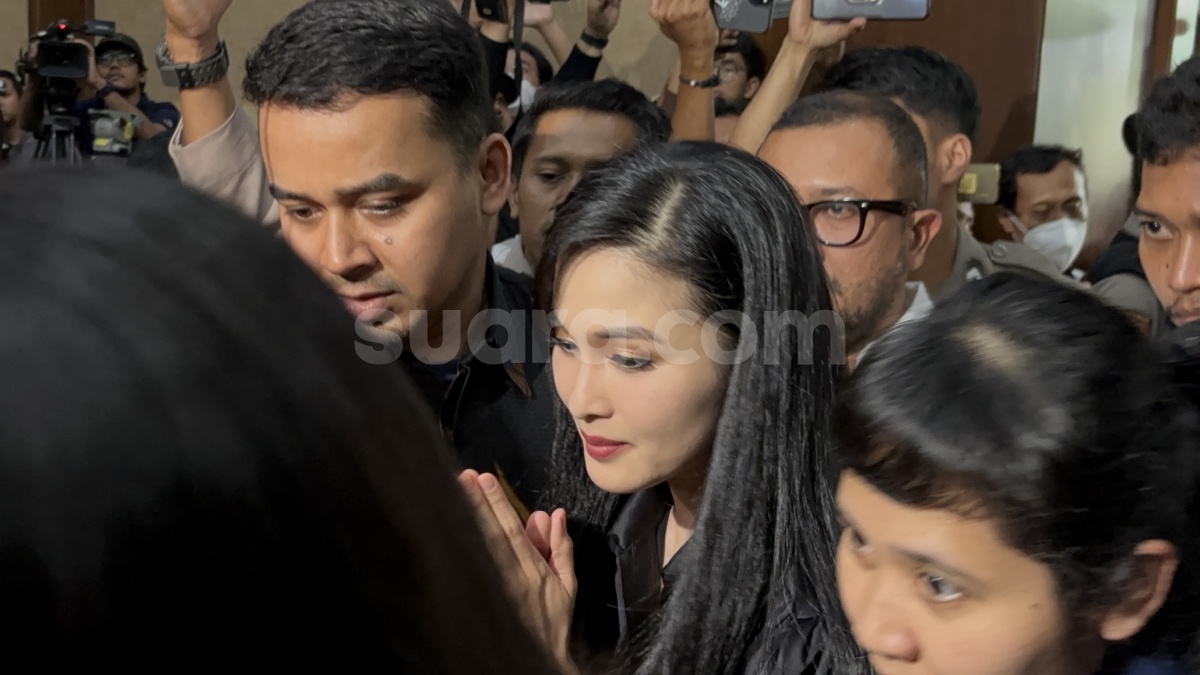 Bertemu Suami, Begini Penampakan Sandra Dewi saat Hadiri Sidang Harvey Moeis