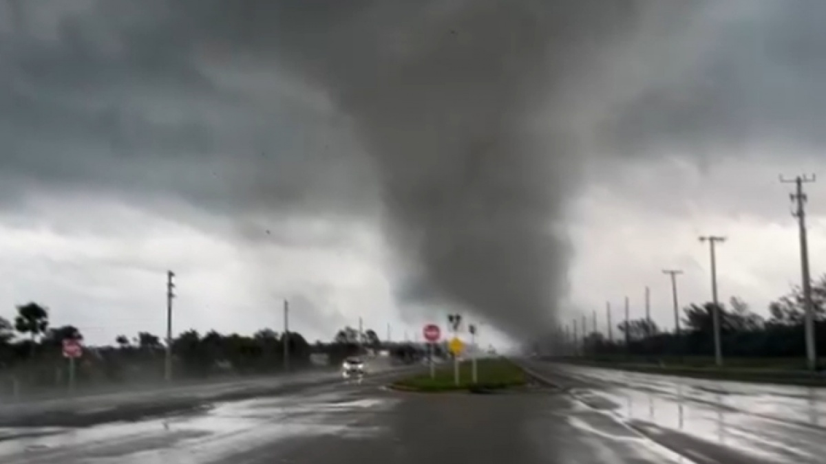 Badai Milton Hantam Florida, Ribuan Rumah Hancur