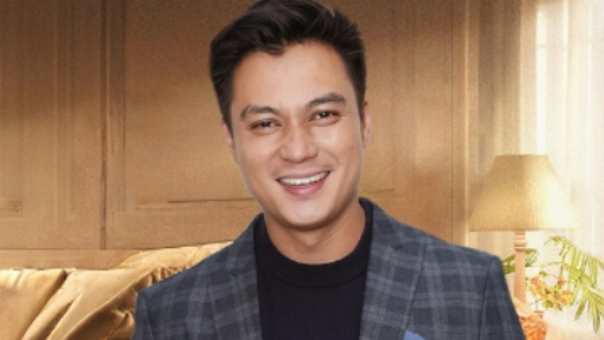 Baim Wong Bagi-bagi di Jalanan sebelum Jumatan, Penampilan Anaknya saat Digendong Bikin Prihatin