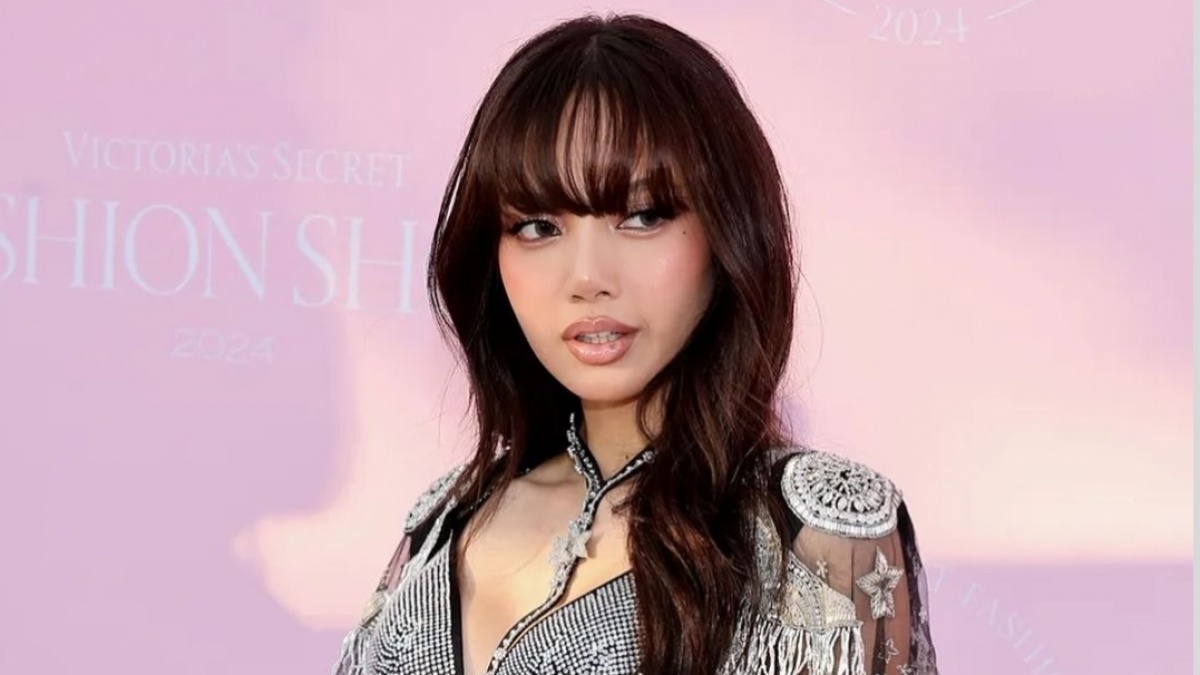 Tampil Bersinar di Victoria's Secret Fashion Show, Lisa BLACKPINK Hadirkan Gaya Baru pada Look Klasik Taylor Hill