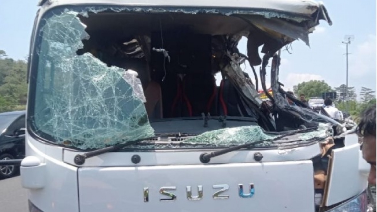 Hindari Mobil Ngerem Mendadak, Minibus Santri Tabrak Pembatas Tol, 4 Tewas