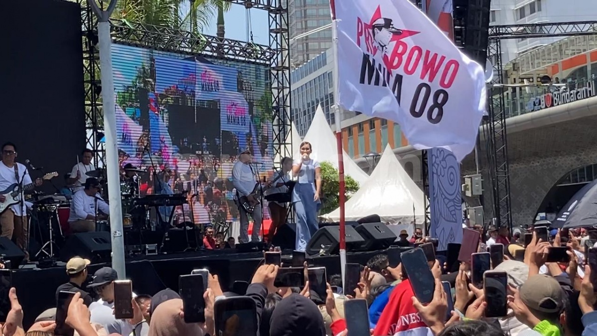Ayu Ting Ting Ikut Panas-panasan Sambut Pelantikan Prabowo dan Gibran