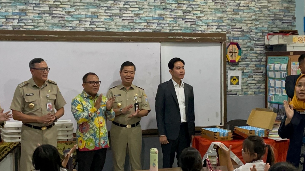 Satset Langsung Kerja, Kemarin Cek Proyek MRT Kali Ini Gibran Tinjau Uji Coba Makan Bergizi Gratis Di Menteng