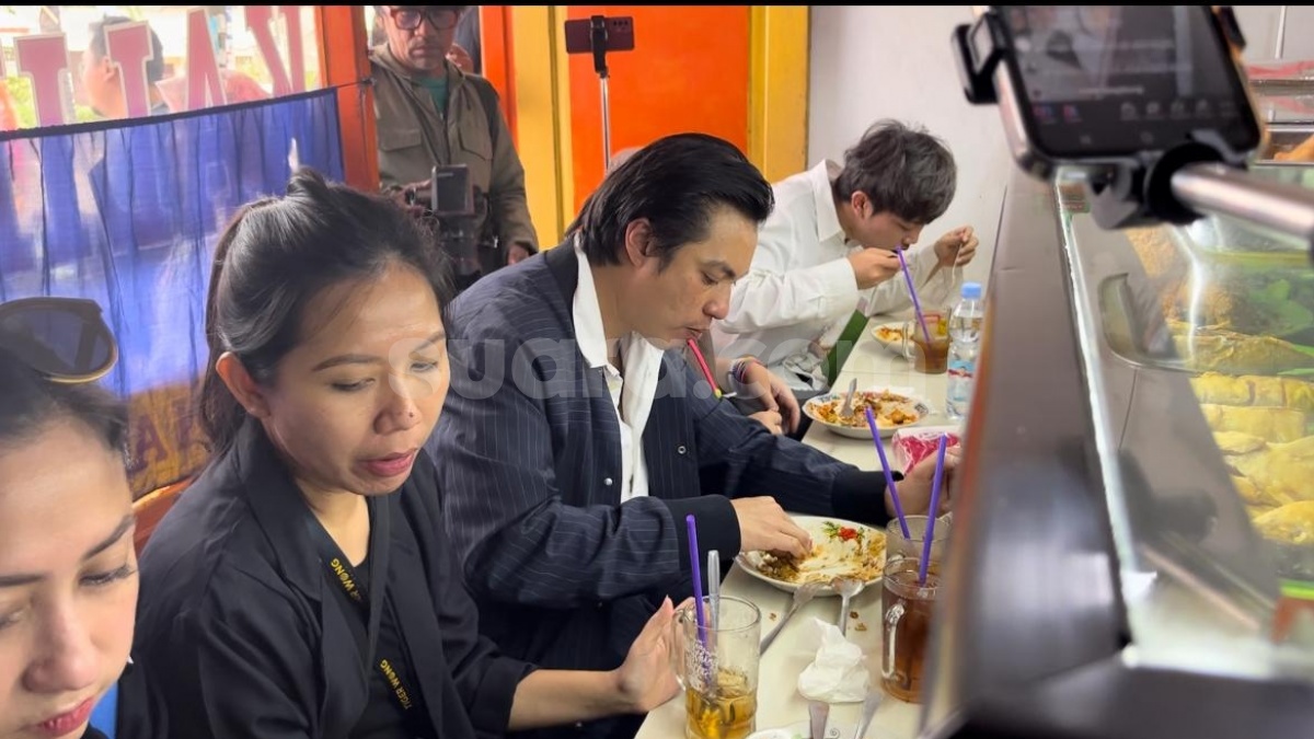 Sebelum Sidang Cerai Dimulai, Baim Wong Makan di Warteg Dekat PA Jakarta Selatan