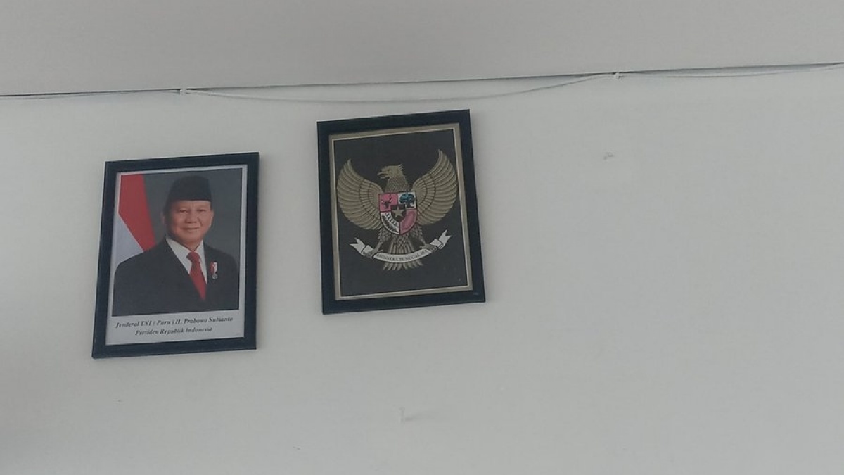 Prabowo Saja yang Terpajang, Siswa Copot Foto Gibran di Sekolah, Netizen: Sampai Segitunya