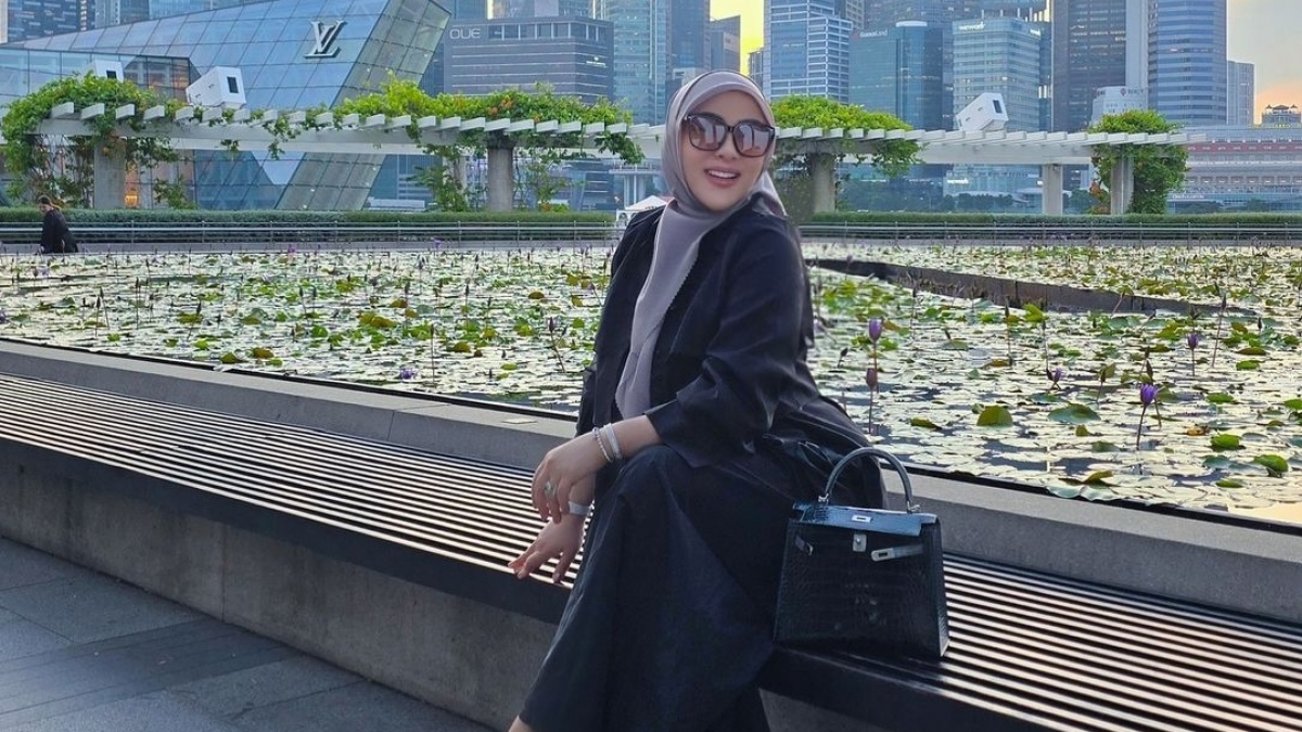 Koleksi Pernak-pernik Hijab Syahrini, Harga Bros Secuil Tembus Ratusan Juta