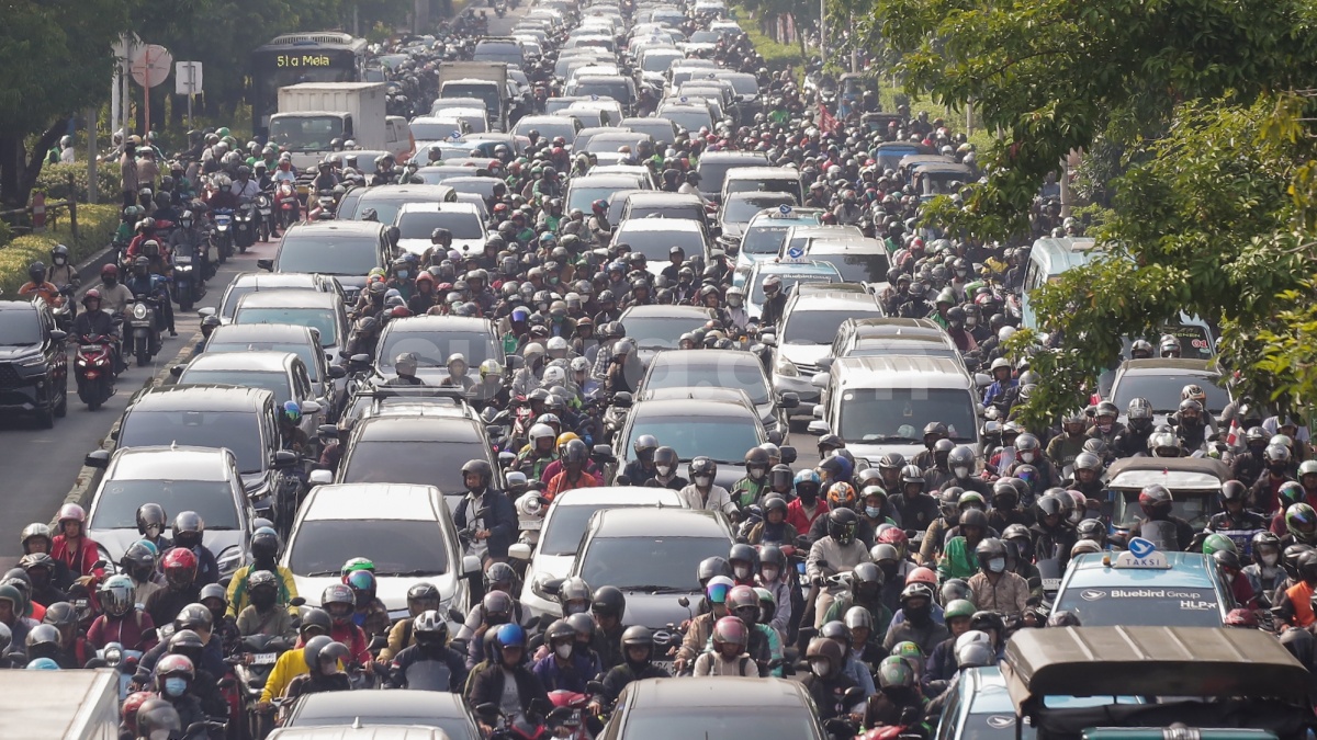 Tumpahan Tanah Tutupi Jalan, Lalu Lintas Simpang Lima Senen Macet Parah