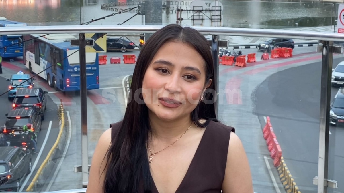 Cerita Prilly Latuconsina Mengejar Lumba-lumba di Laut Papua Barat, Nyaris Terpisah dari Rombongan!