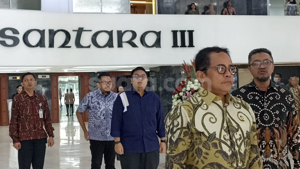 Dari Pegawai hingga Anggota DPR RI Sikap Sempurna Perdana saat Lagu Indonesia Raya Dikumandangkan di Senayan