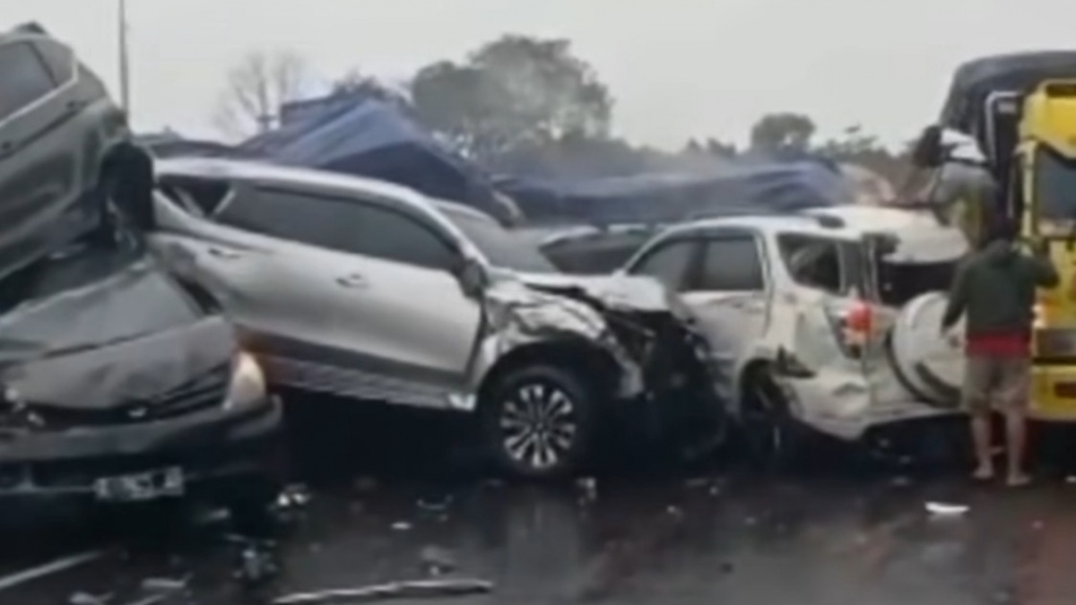 Ngeri! Penampakan Kecelakaan Beruntun di Tol Cipularang, Mobil Ringsek Bertumpukan