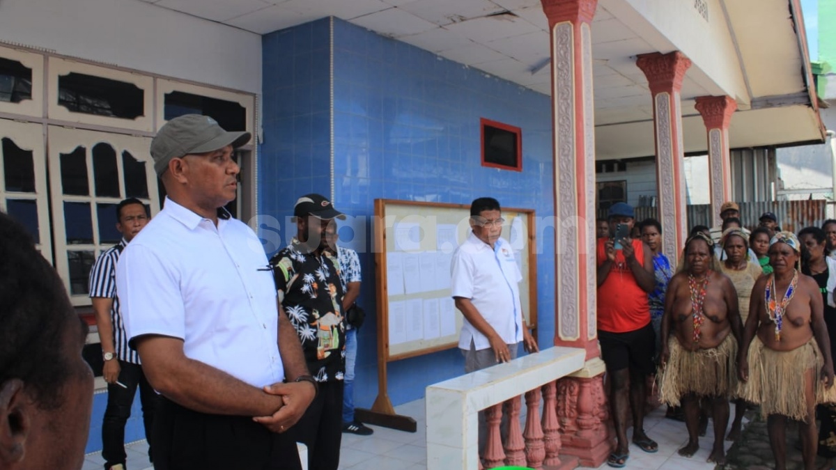 Ratusan Warga Siriwo Antar Yanuarius Dogomo Mendaftar Sebagai Calon Anggota DPRK Nabire