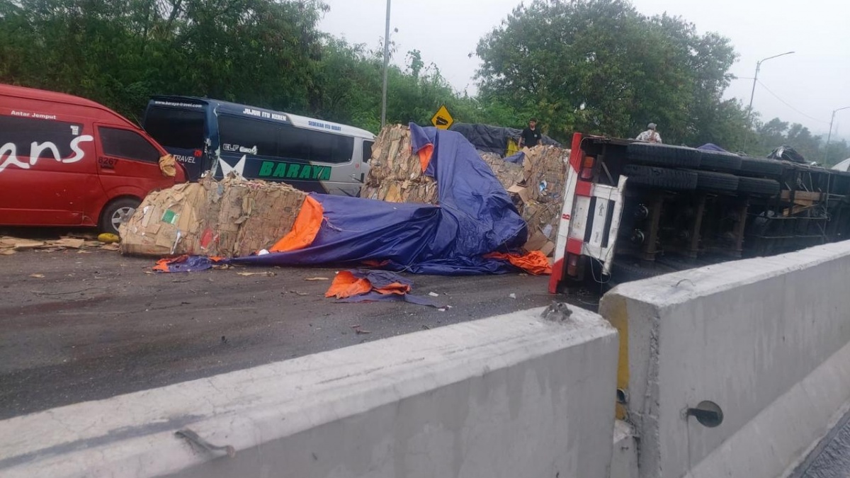 Tol Cipularang Lumpuh, Truk Pengangkut Kardus Kecelakaan di KM 92