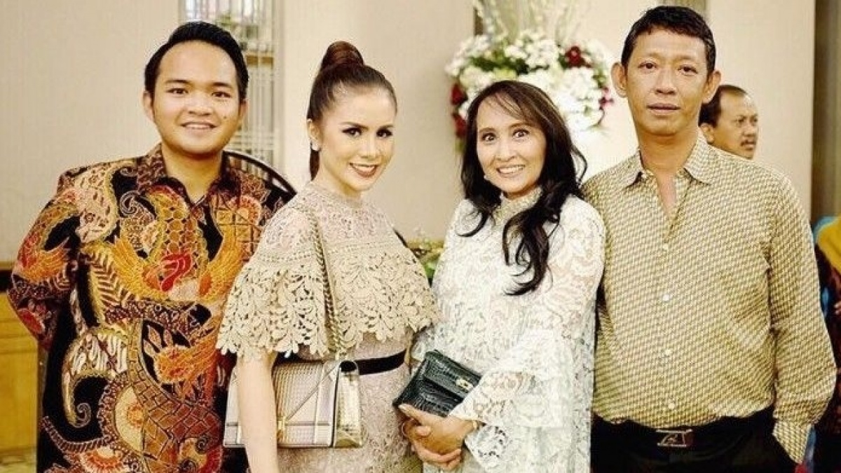Kaya Raya hingga Punya Chef Pribadi di Rumah Mewahnya, Suami Momo Geisha Anak Siapa?