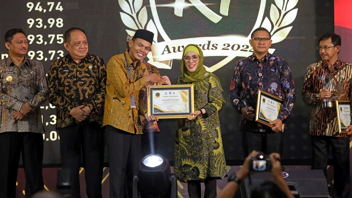 Pemkot Surabaya Raih Penghargaan Badan Publik Informatif dalam KI Jatim Awards 2024
